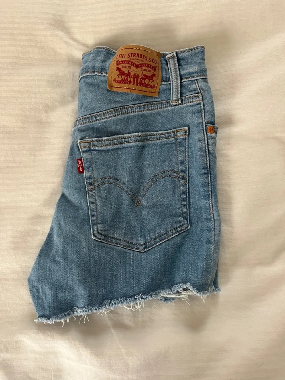 Women’s Levi’s shorts - Picture 3 of 4